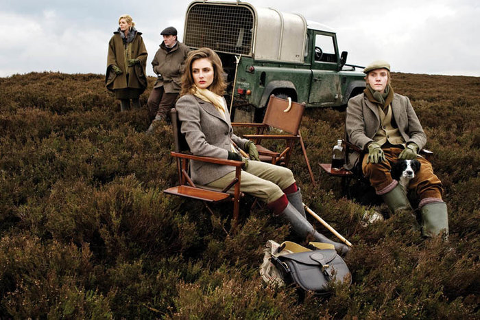 服装,就是传统的英伦猎装,保守,老式,没有花哨,很多皮毛一体的设计.